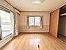 寝室：大きな開口部から明るい光が差し込む、日中の室内の明るさがこの部屋の魅力です。 