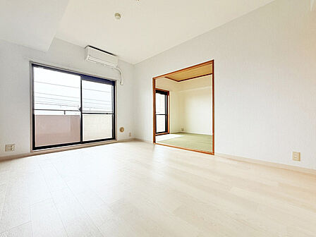 大きな開口部から明るい光が差し込むリビング。日中の室内の明るさがこの部屋の魅力です。 