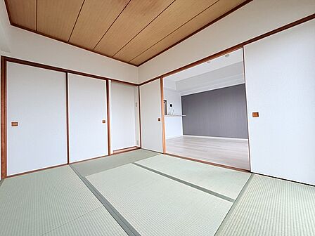 和室があるとやはりどこか心落ち着いてしまいます。客間としてもちょうど良い6帖。  