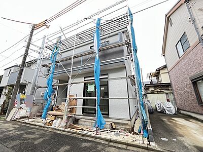 外観:新しい暮らしの完成へ向けて着々と形づくられていく落ち着いた佇まいです 外観:新しい暮らしの完成へ向けて着々と形づくられていく落ち着いた佇まいです