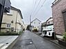 外観：周辺環境に溶け込む、落ち着いた街並み。日々の暮らしが穏やかに整う住環境を感じさせます 