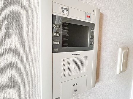 録画機能もあり、どのような人が何時に来訪されたのかが分かります。防犯上はもちろん、お届け物などの把握にも便利です。ライトが付いているので、夜間でも安心です。  