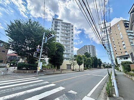 三角小学校…約1150m(徒歩15分)