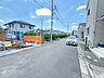 外観：穏やかな空が広がり、落ち着いた住宅街ならではの静かな時間が流れる街並みです。日々の暮らしに安らぎを感じられる、心地よい開放感に満ちた環境が広がっています 