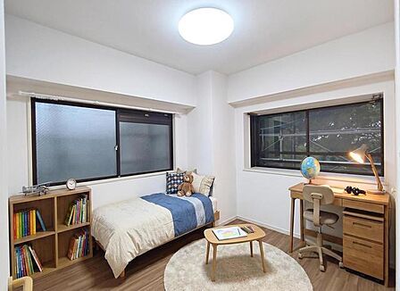 【洋室／約4．5帖】 角住戸につき、全ての居室に窓があります。 ※家具はＣＧ合成によるものです。