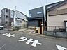 外観：6m幅員の道路に面しておりお車の運転が苦手な方でも安心して出入りいただけます。 