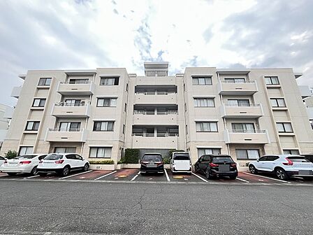 シンメトリーな構造が美しい、安定感のある外観です。周囲と調和する穏やかな雰囲気が漂います