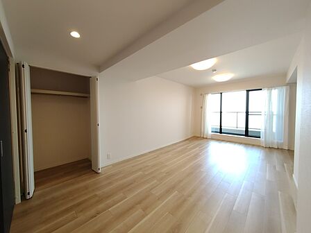 家族や友人、両親、親戚とこれから沢山の時間を紡ぐのだろう。そこを彩るのは窓から見える青い空、心地よい緑。そんなイメージが膨らむリビングスペース。