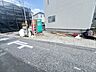 駐車場：前面道路は広く、駐車がしやすいです。駐車スペース2台分ございます。 