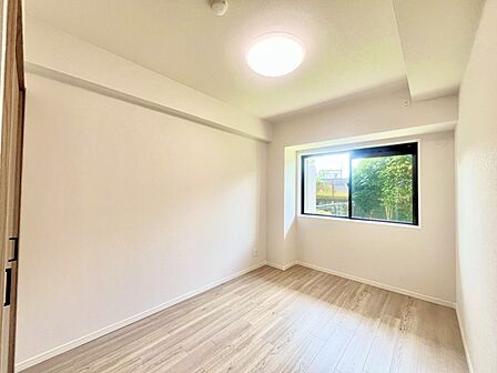 バルコニーに面した4.5帖の洋室。開口部からは優しい陽光が差し込み心地よい風が通り抜けます。 