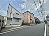 外観：6m幅員の道路に面しておりお車の運転が苦手な方でも安心して出入りいただけます。 