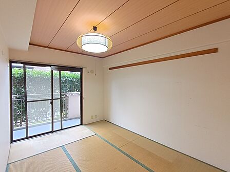 【和室／約6帖】 南東向きにつき陽当たり良好。気持ちの良い朝日が差し込みます。 