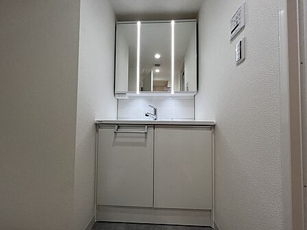 お出かけ前の身だしなみに一歩差がつく三面鏡。ミラー裏にはたっぷり収納もございます。 