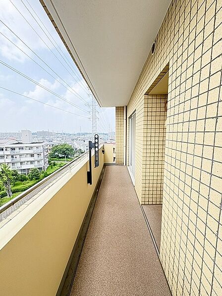 広めのバルコニーは風通しも良くお洗濯物もしっかりと干すことができます！ 