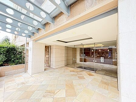 洗練された素材使いが印象的なエントランス。端正な佇まいが、帰宅する人を穏やかに迎えてくれます 
