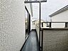 バルコニー：広めのバルコニーは風通しも良くお洗濯物もしっかりと干すことができます！ 