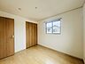 洋室：大きな開口部から明るい光が差し込む、日中の室内の明るさがこの部屋の魅力です。 