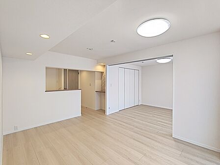 【LDK/約12.7帖】家族が一番集まる場所だから広々としつつも素敵な空間であって欲しい。皆がくつろぐリビングからキッチンまでが一つに繋がる空間。