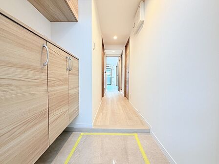 玄関はおうちの顔とも呼ばれる重要な場所!明るくスッキリと見える空間で住まう人を見送り、出迎えてくれます。