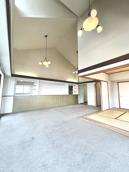 家族団欒のリビング。陽光差し込む食卓には家族の会話とスマイルが溢れます。いつまでもここで食卓を囲みたくなる、そう感じさせてくれるスペース。