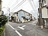 外観：角地に位置し、通りからの視界が広がる開放的な立地。周囲と調和する穏やかな街並みが魅力です 