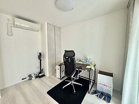 扉を開放するとLDKと洋室を一体利用できる空間！扉を閉めると独立した空間としても活用できます。 