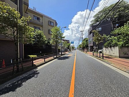 戸建てが立ち並ぶ静かな住宅街。四季折々の移り変わりを感じながら自然と楽しみ、暮らす、そんな毎日を日々の中で感じられる住環境