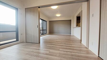 扉を開放するとLDKと洋室を一体利用できる空間!扉を閉めると独立した空間としても活用できます。