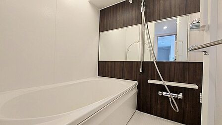 花粉や雨の日、寒い冬の時期に嬉しい浴室乾燥機。換気機能で入浴時に湿気を換気しカビの防止にもなります。