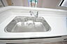 キッチン：人工大理石を使用したシステムキッチン。永く傷つきにくく、お手入れもしやすい高機能性です。 