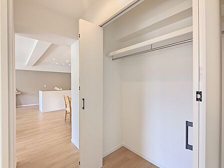 廊下部分にも収納がございます。他にも収納スペースがしっかり確保されており、片付け上手なお家となっております。