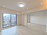 リビング/ダイニング：【ＬＤＫ／約13.7帖】家族や友人、両親、親戚とこれから沢山の時間を紡ぐのだろう。そこを彩るのは窓から見える青い空、心地よい緑。そんなイメージが膨らむリビング。
