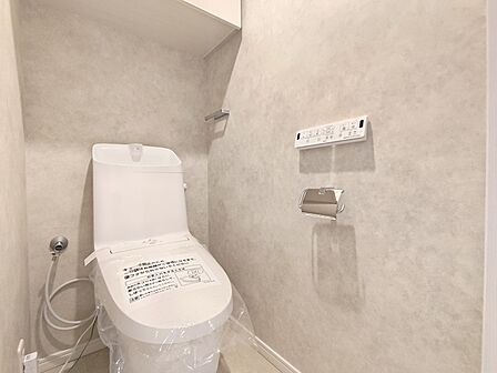 ウォシュレット一体型のシャワートイレを新設しました！吊戸棚収納が配備され、不便のない空間となっております。