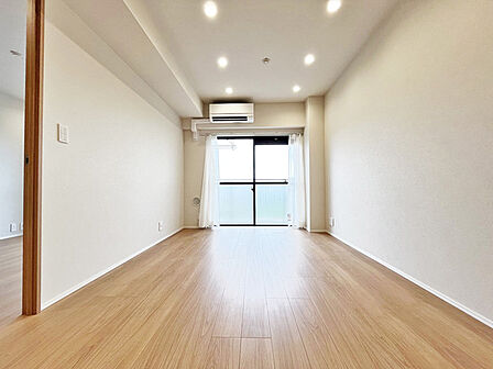大きな開口部から明るい光が差し込むリビング。日中の室内の明るさがこの部屋の魅力です。
