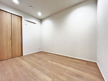 衣類の整理整頓に嬉しいクローゼット付きのお部屋。お子様のお部屋としても便利です。