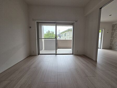 大きな開口部から明るい光が差し込む、日中の室内の明るさがこの部屋の魅力です。