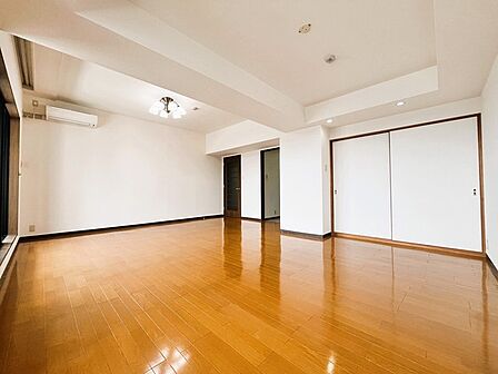 家族団欒のリビング。陽光差し込む食卓には家族の会話とスマイルが溢れます。いつまでもここで食卓を囲みたくなる、そう感じさせてくれるスペース。