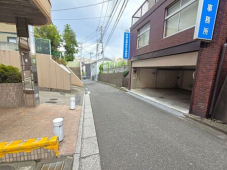 エントランス前、前面道路