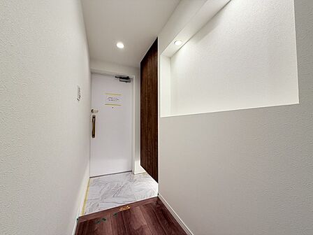 明るく開放的な玄関、靴の脱ぎ履きもしやすく、収納も豊富でご家族皆様の靴をスッキリ収納できます。 