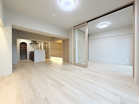 家族が一番集まる場所だから広々としつつも素敵な空間であって欲しい。皆がくつろぐリビングからキッチンまでが一つに繋がる空間。 