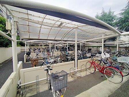 屋根付きの広いスペースが確保された駐輪場は、日々の暮らしを快適にサポートしてくれる安心の設計です