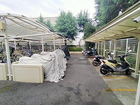 屋根付きの区画がしっかりと確保された使い勝手の良いバイク置き場は毎日の大切な愛車を雨風から優しく守り安心して駐車できる落ち着いた環境が整っています