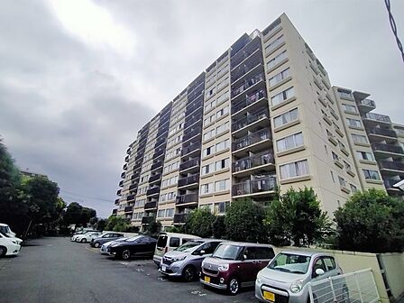 ゆとりある敷地に整備された駐車場を備え、日々の暮らしに心地よい利便性と安心感をもたらす佇まいです