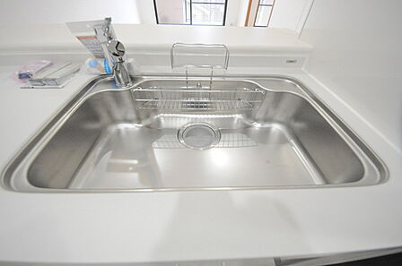 人工大理石を使用したシステムキッチン。永く傷つきにくく、お手入れもしやすい高機能性です。