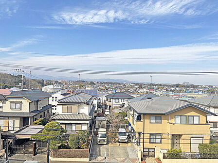 澄み渡る空の下、連なる住宅街に心和む穏やかな眺望が広がり、ゆったりとした時の流れを感じさせます