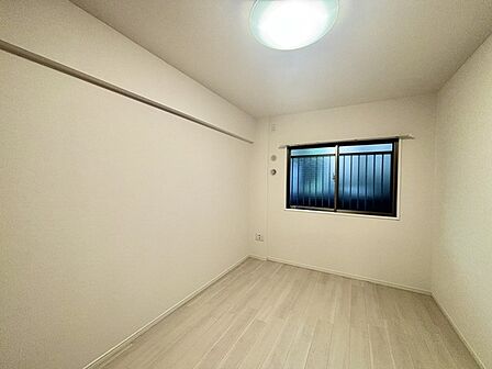 どんな家具にでも相性が良い清潔感ある白色調のクロスを採用。主張しすぎない配色、耐久性にも優れた床材は日々のメンテナンスも楽に、快適に過ごして頂けるよう考えられています。 