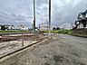 外観：6m幅員の道路に面しておりお車の運転が苦手な方でも安心して出入りいただけます。 