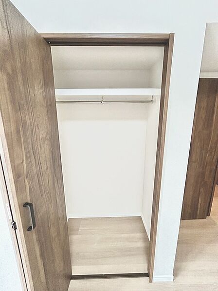 衣類の整理整頓に嬉しいクローゼット付きのお部屋。お子様のお部屋としても便利です。