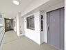 玄関：お客様をお迎えする玄関、お家の出入りもスムーズに行えます。共用廊下も広いです。 