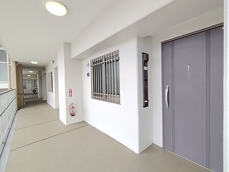 お客様をお迎えする玄関、お家の出入りもスムーズに行えます。共用廊下も広いです。